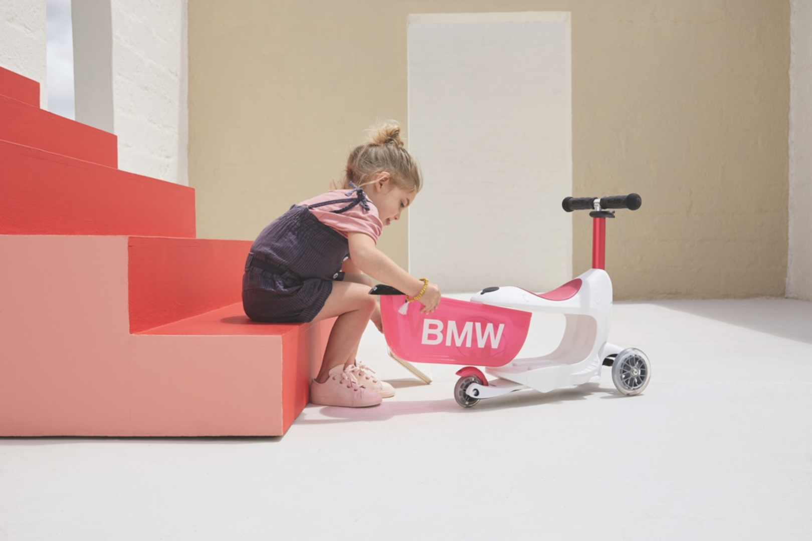 SMALL_[新聞照片三] 兒童聖誕送禮首選BMW 兒童滑板車